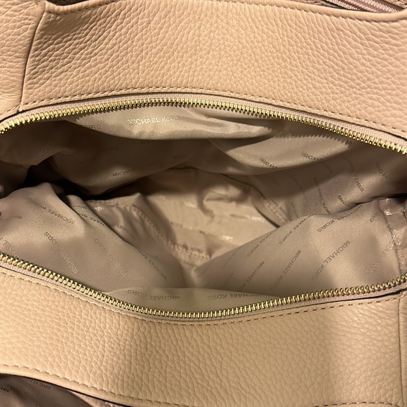 Authentic Michael Kors Large Leather Shoulder Tote in color Ballet, gold chain - Picture 4 of 8